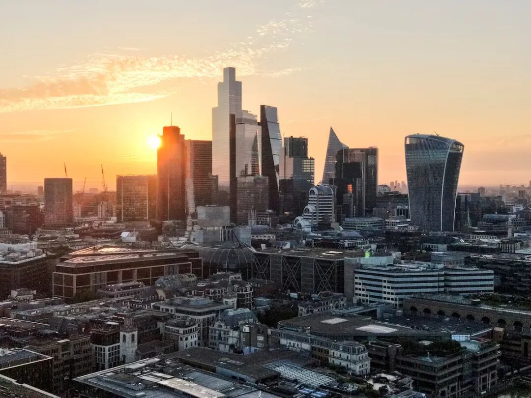 英镑GBPUSD后市暗藏变数!英国工资通胀顽固,房价下跌与全球债市抛售加剧压力