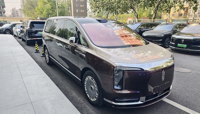 制动踏板风波未平,尊界V800现车加价仍在