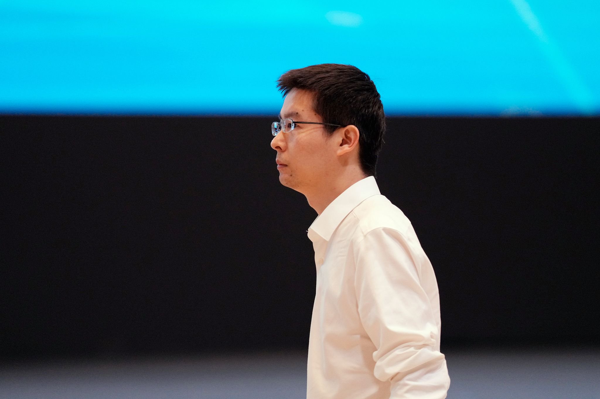 王兴兴对AI更乐观了,机器人为何还没大规模进厂?