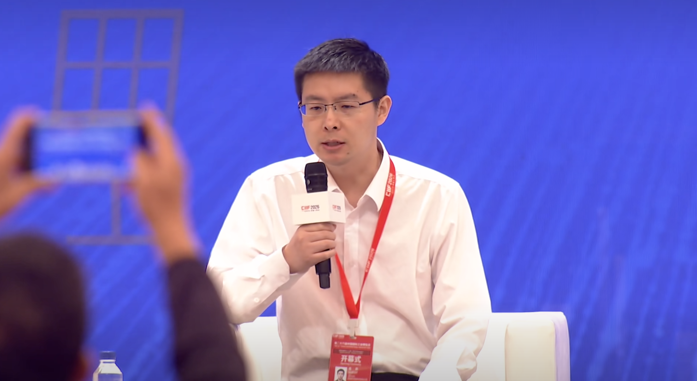 王兴兴对AI更乐观了,机器人为何还没大规模进厂?