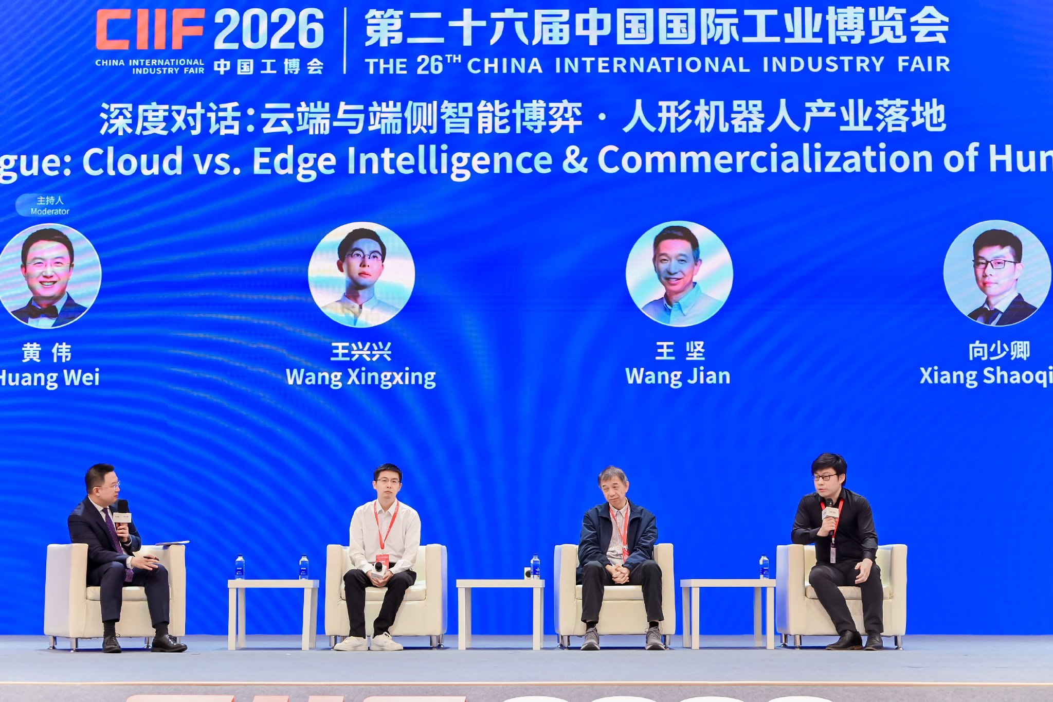 王兴兴对AI更乐观了,机器人为何还没大规模进厂?