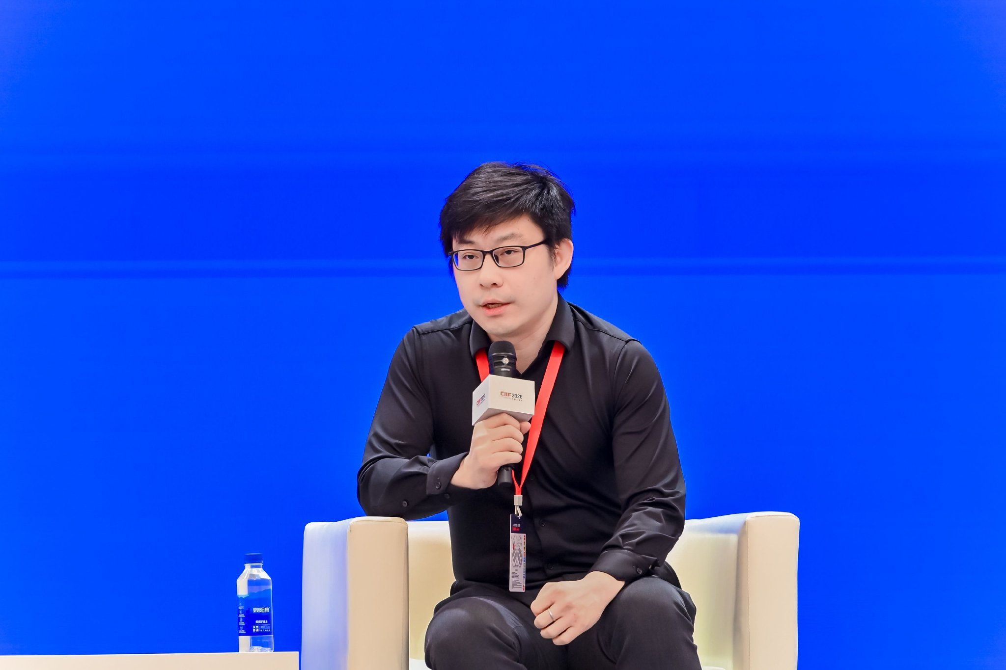 王兴兴对AI更乐观了,机器人为何还没大规模进厂?