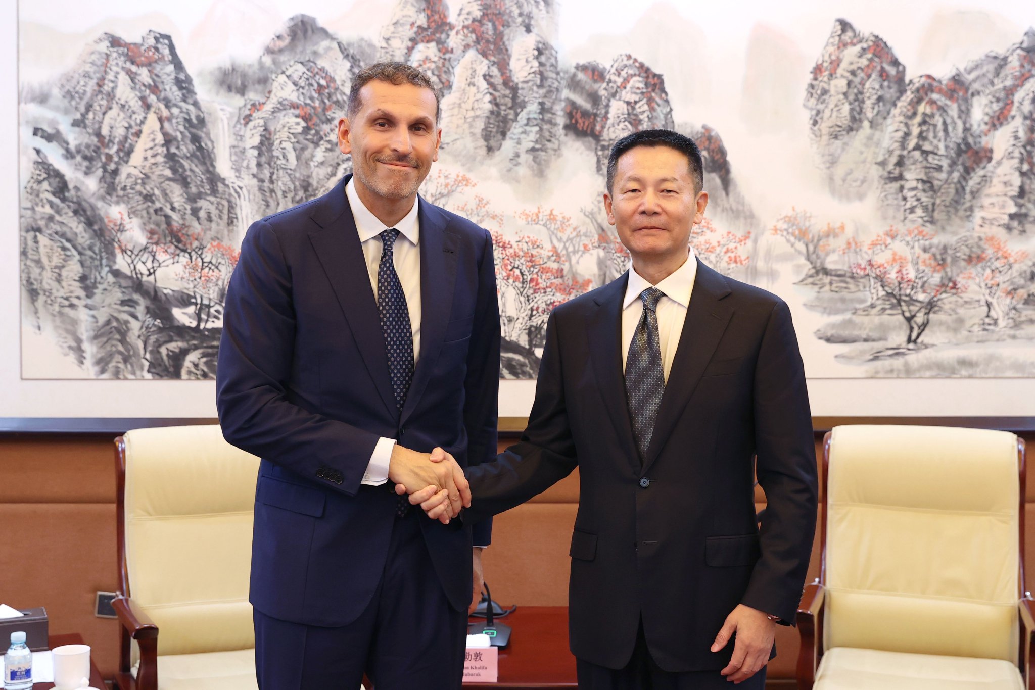 证监会主席吴清会见阿联酋穆巴达拉投资公司首席执行官兼董事总经理哈勒敦