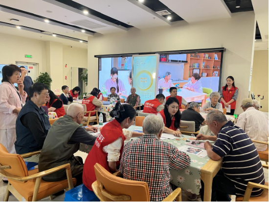 拼豆为媒,暖心相伴——平安养老险“穿越时空的老照片”志愿活动走进陆家嘴街道
