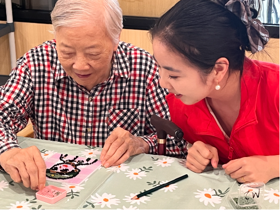 拼豆为媒,暖心相伴——平安养老险“穿越时空的老照片”志愿活动走进陆家嘴街道
