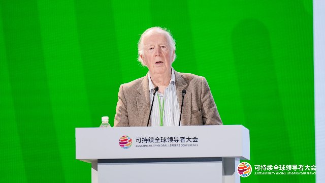 84岁剑桥教授中国火了！走红小红书，成为年轻人的“树洞爷爷”